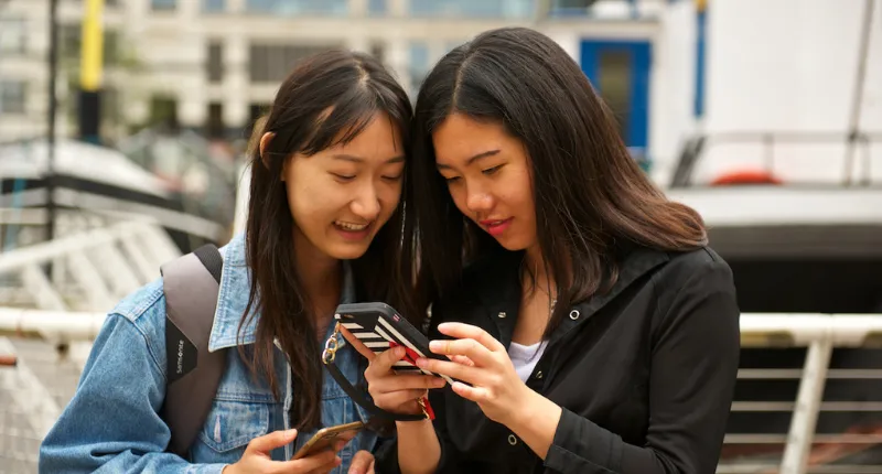 Two King's students looking at a phone